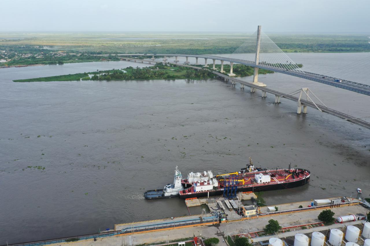 Comunicaciones Petromag Barcaza de última tecnología cargando asfalto