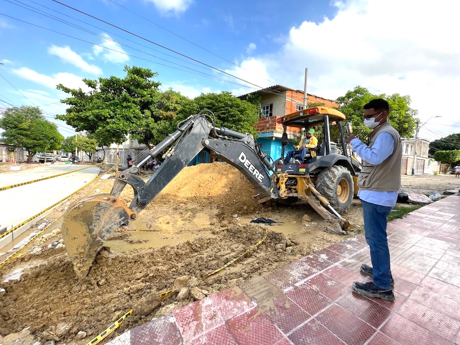 Maquinaria pesada trabajando en el barrio.