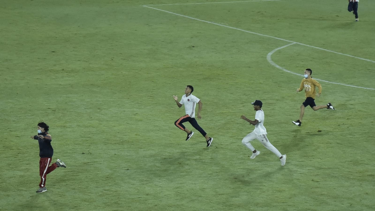 Cristian Mercado Hinchas de Junior ingresaron a la cancha