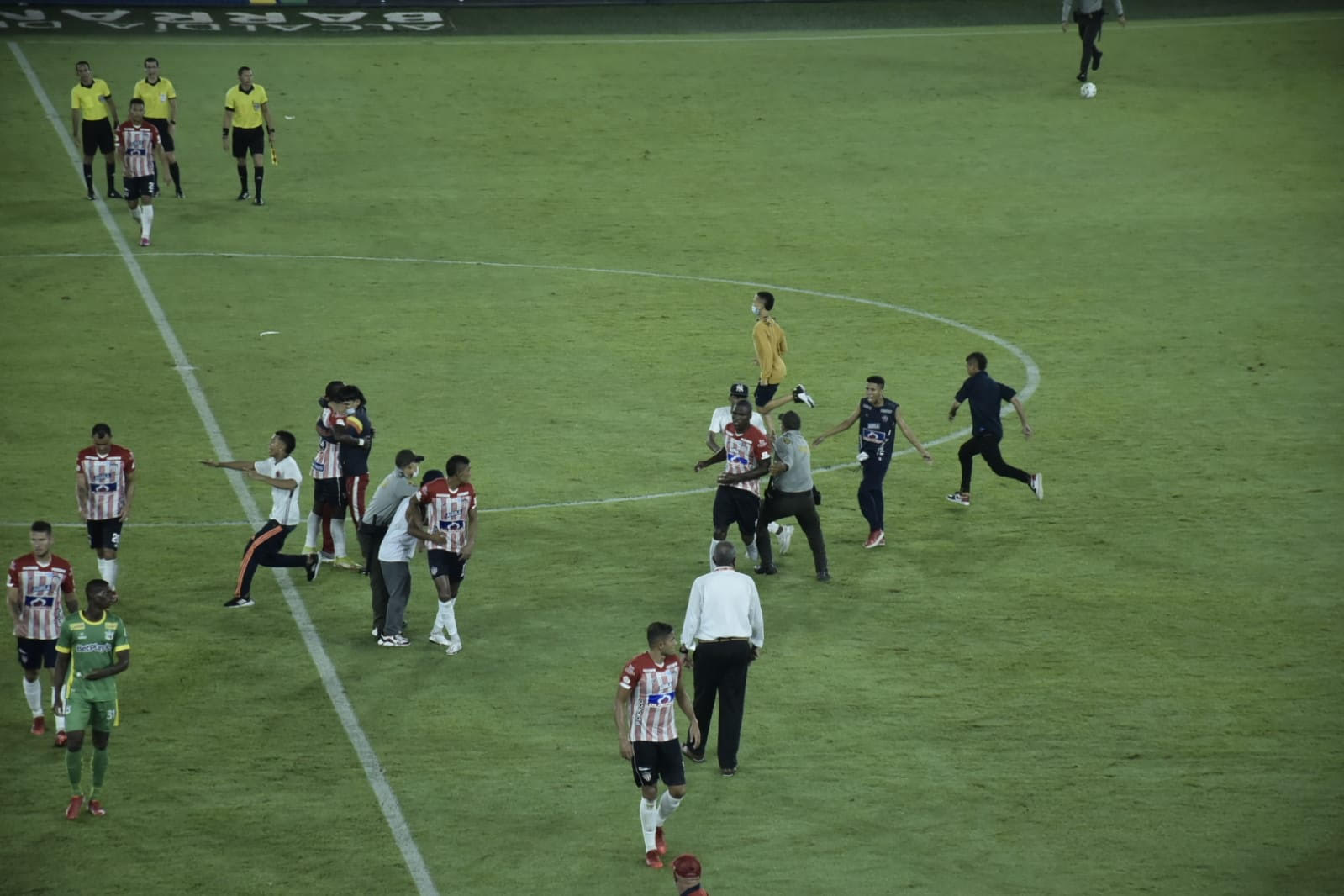 Cristian Mercado Hinchas de Junior ingresaron a la cancha