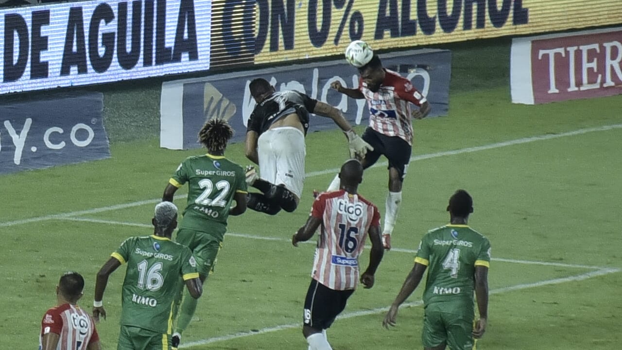 El arquero Jefferson Sánchez salvando nuevamente a los quindianos.