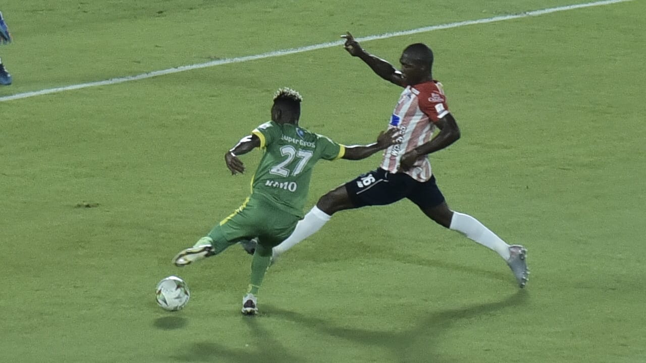 Germán Mera controlando la llegada de Mauricio Cortés.