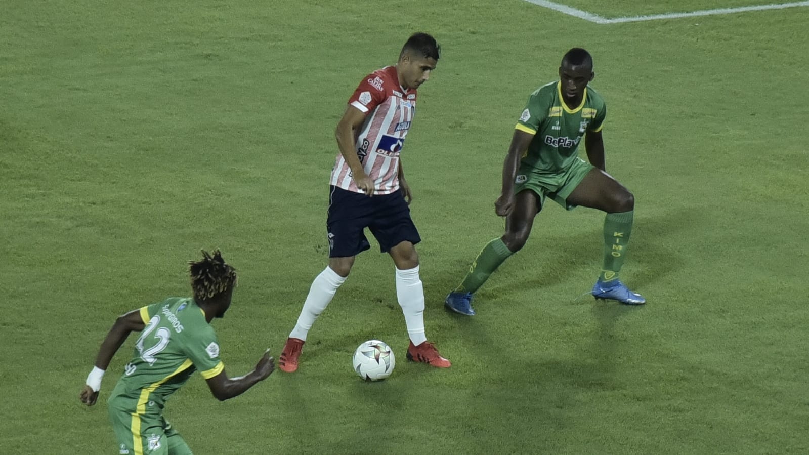 Larry Vásquez iniciando acción ofensiva.