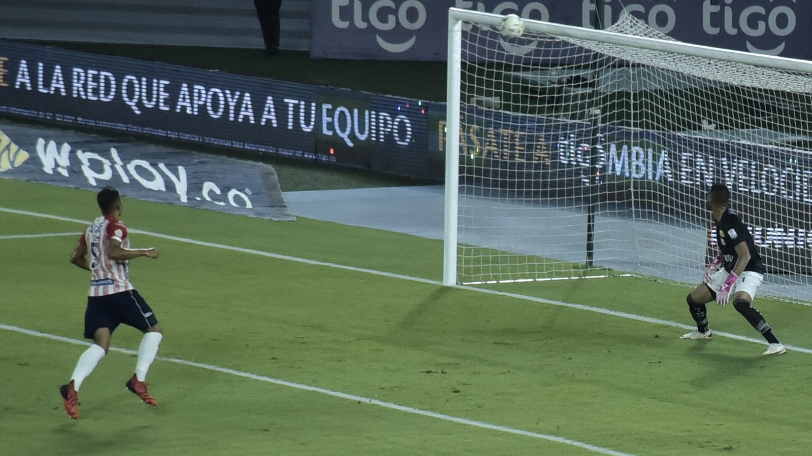 Cobro de tiro libre de Sebastián Viera que pegó en el horizontal.