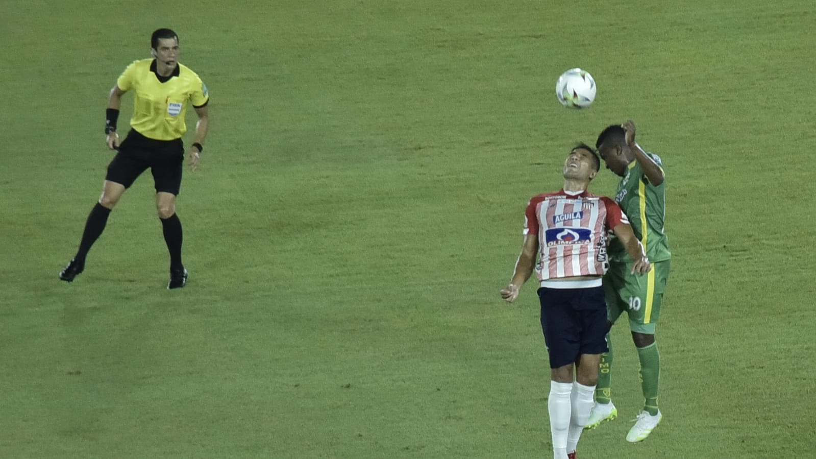 Larry Vásquez disputando el balón con Roy Castillo.