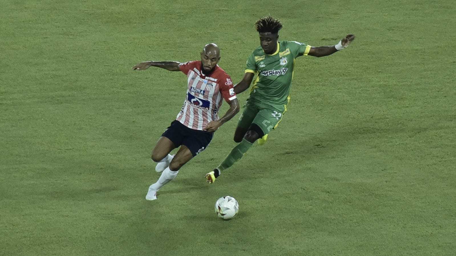 Freddy Hinestroza eludiendo a Harold Balanta.