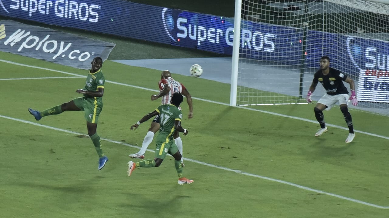 Freddy Hinestroza rematando de cabeza al arco de Jefferson Sánchez.