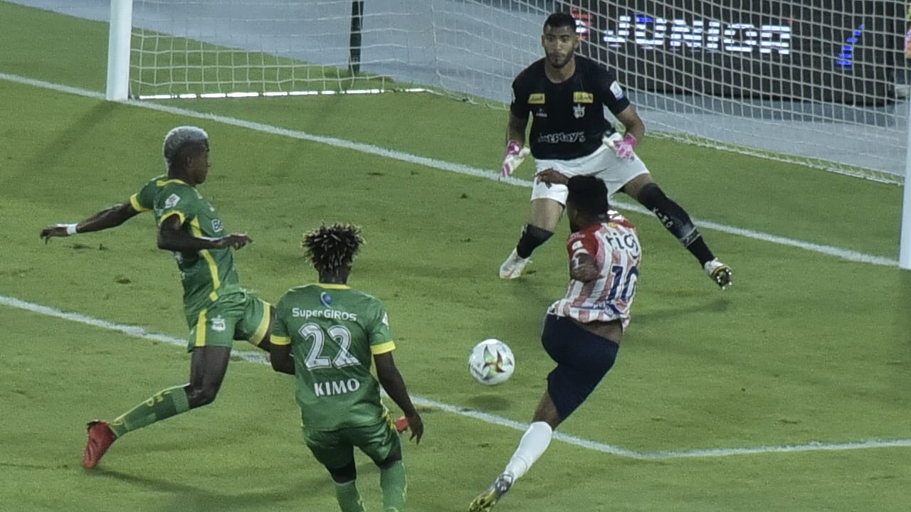 Remate de Luis 'Cariaco' González que desvió el arquero Jefferson Sánchez.
