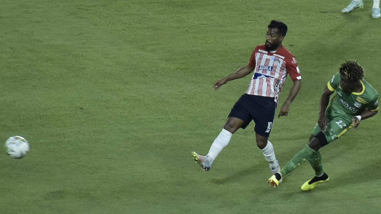 Harold Balanta controlando una llegada de Luis 'Cariaco' González.