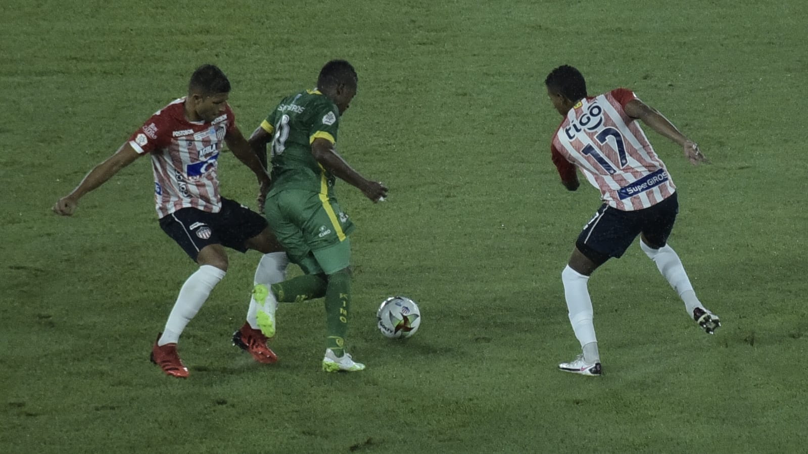 Los 'rojiblancos' impidiendo la llegada visitante.