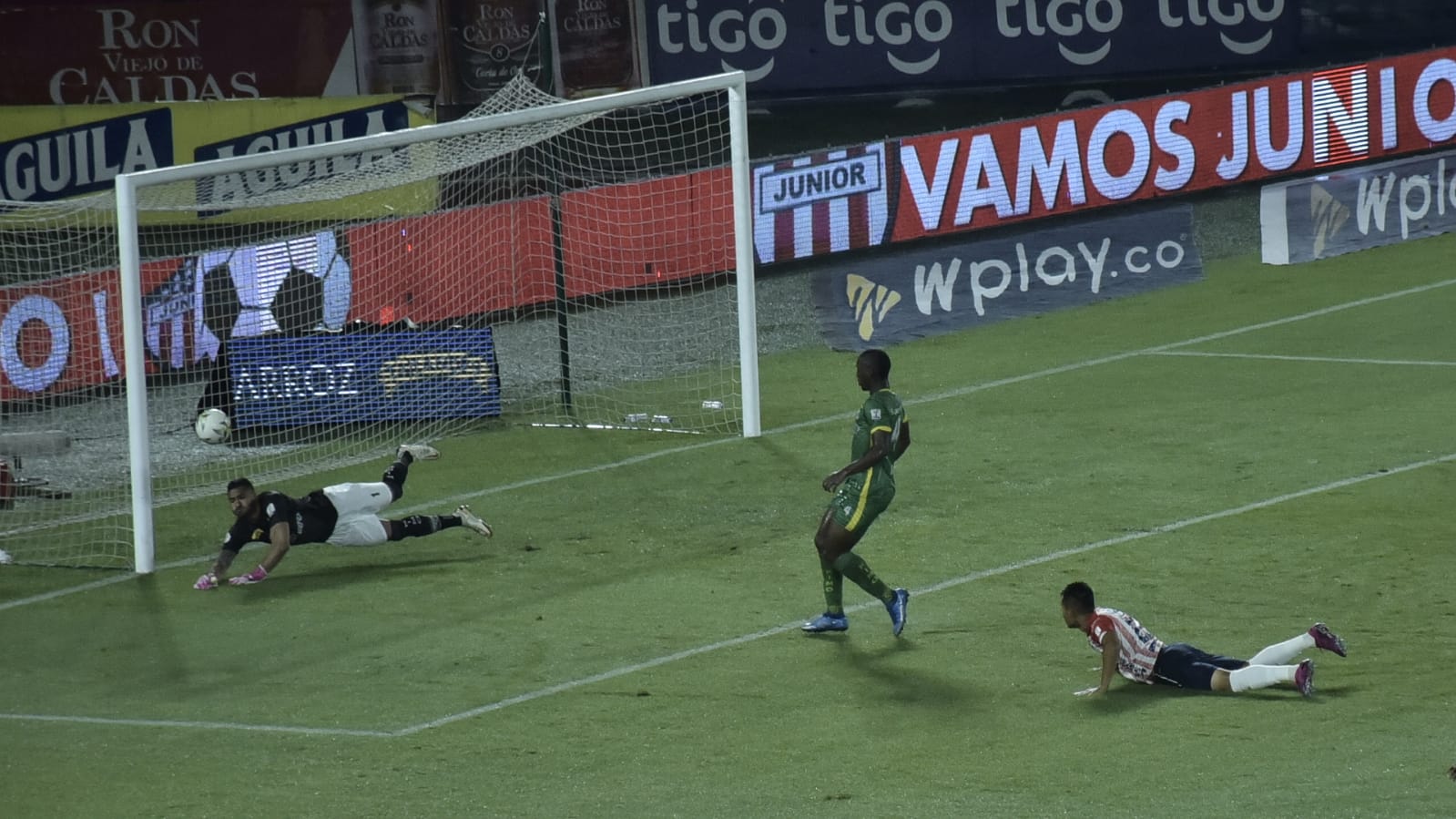 El arquero Jefferson Sánchez, figura del partido, salvando un remate 'tiburón'.