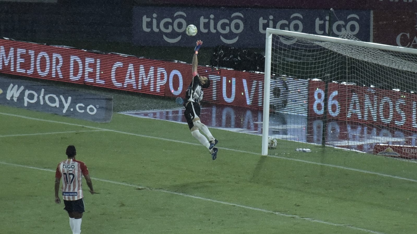 Sebastián Viera desviando un remate de los 'cafeteros'.