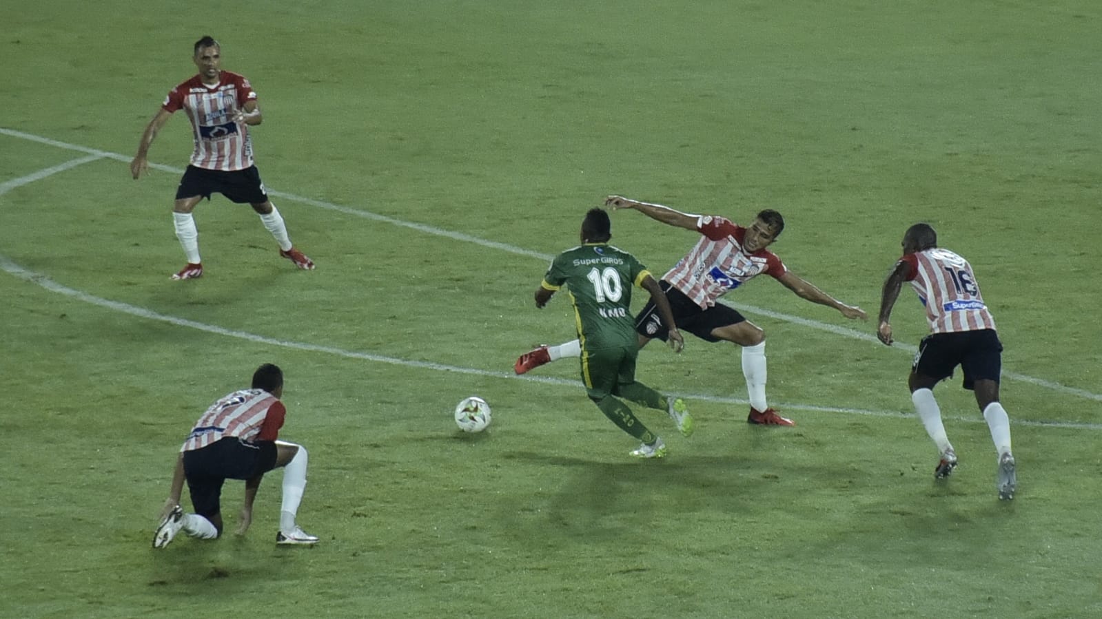Roy Castillo intentando ingresar frente a la defensa local.