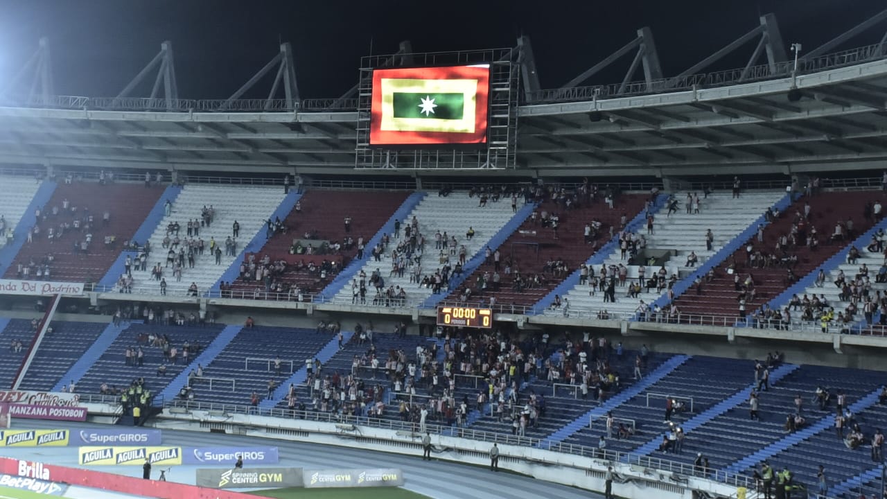 Bandera de Barranquilla en la tribuna del Metropolitano.