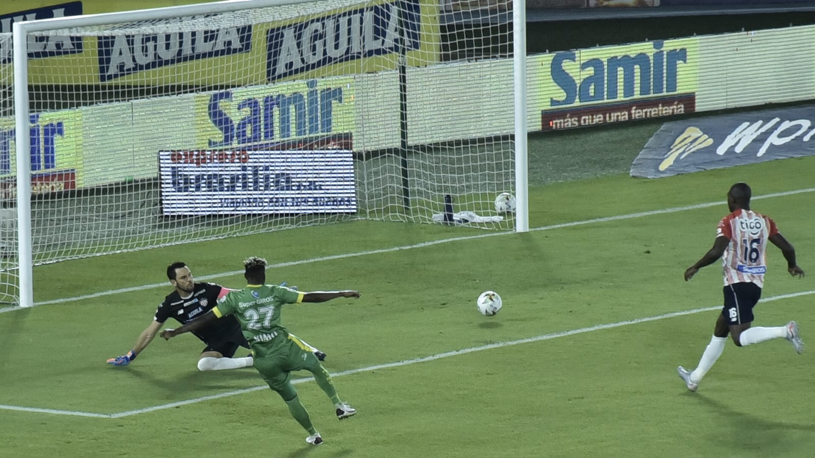 Mauricio Cortes rematando al arco de Sebastián Viera.
