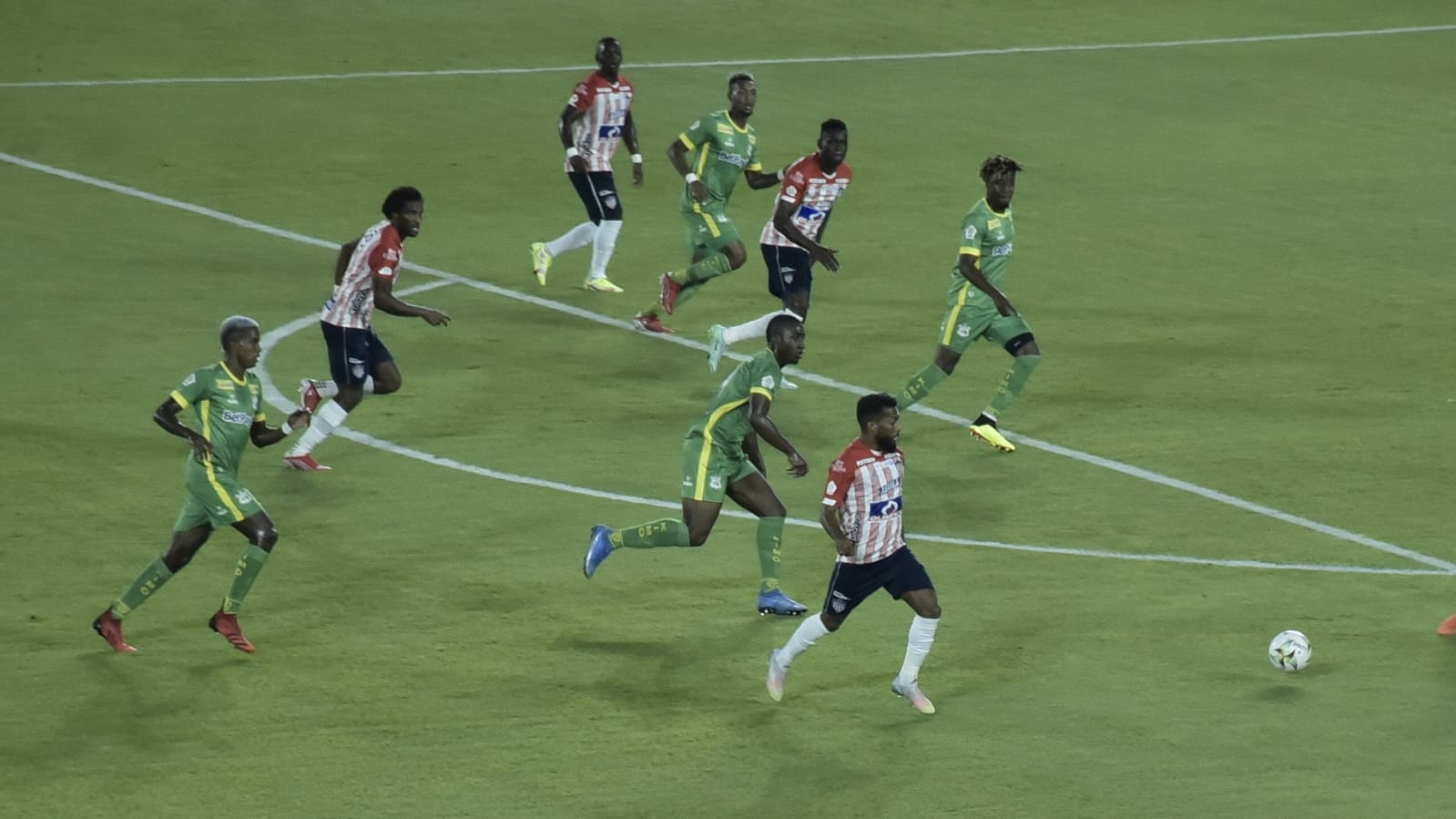 Luis 'Cariaco' González atacando la defensa visitante.
