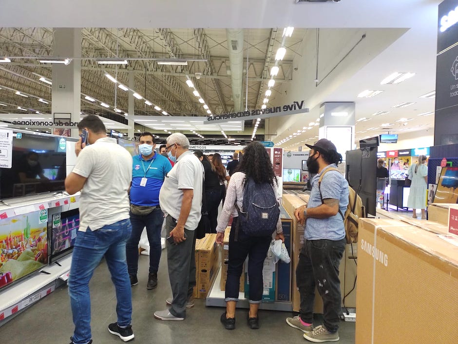 Consumidores observando las ofertas.
