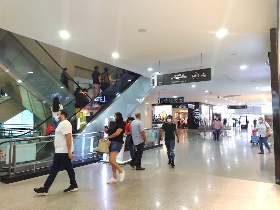 Afluencia de público en centros comerciales.