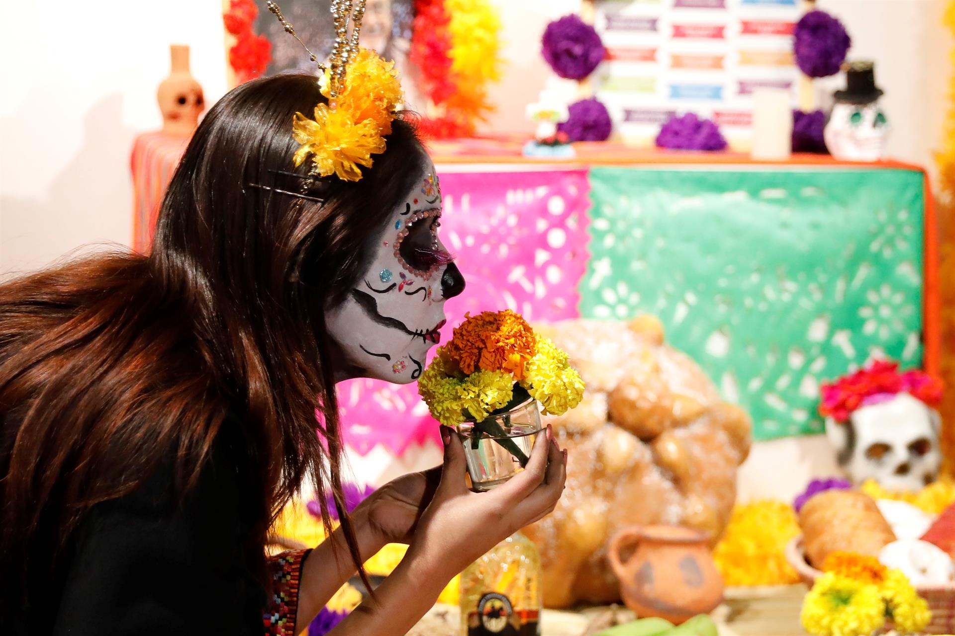 Maquillarse el rostro como calavera hace parte del festejo. 