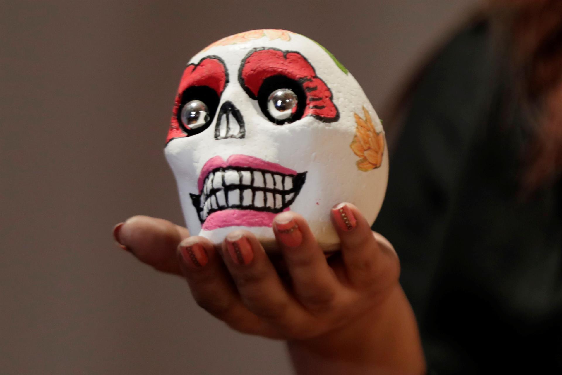 Las pequeñas calaveras hacen parte de los adornos. 