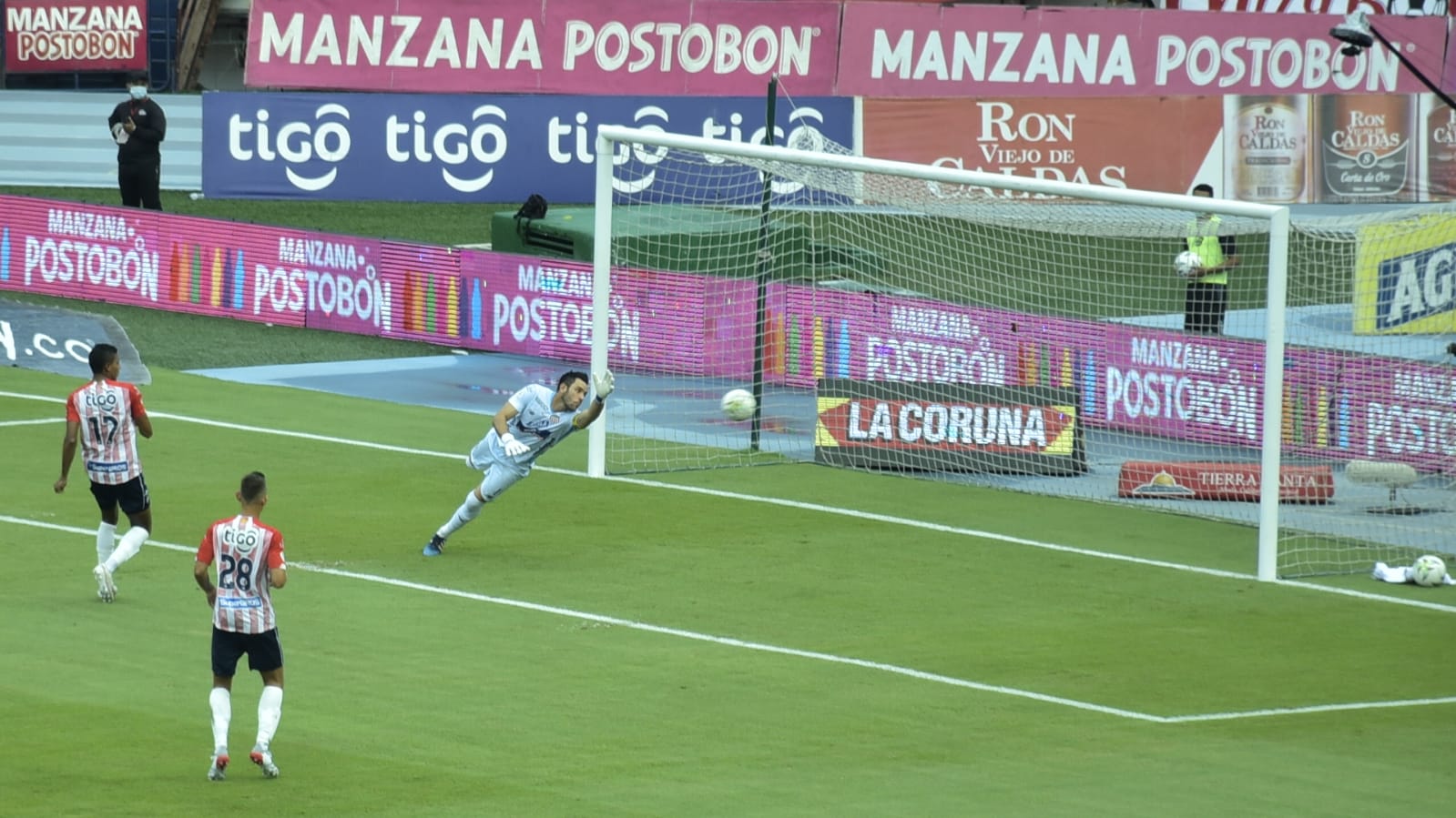 Remate de Deportivo Pasto que salió desviado.