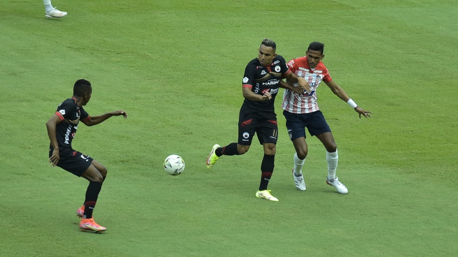 Homer Martínez neutralizando un ataque pastuso.