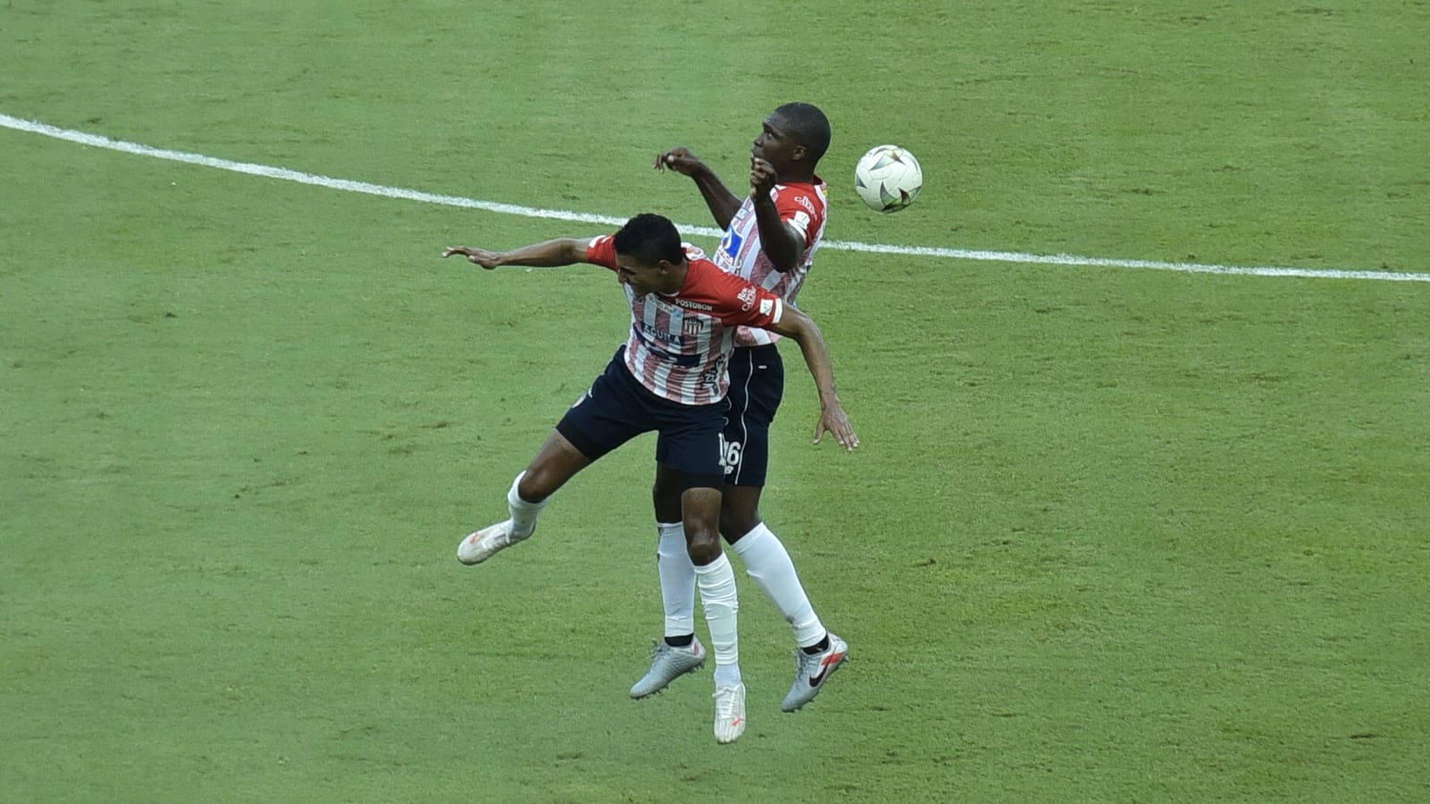 Gabriel Fuentes y Germán Mera enredados en un despeje.
