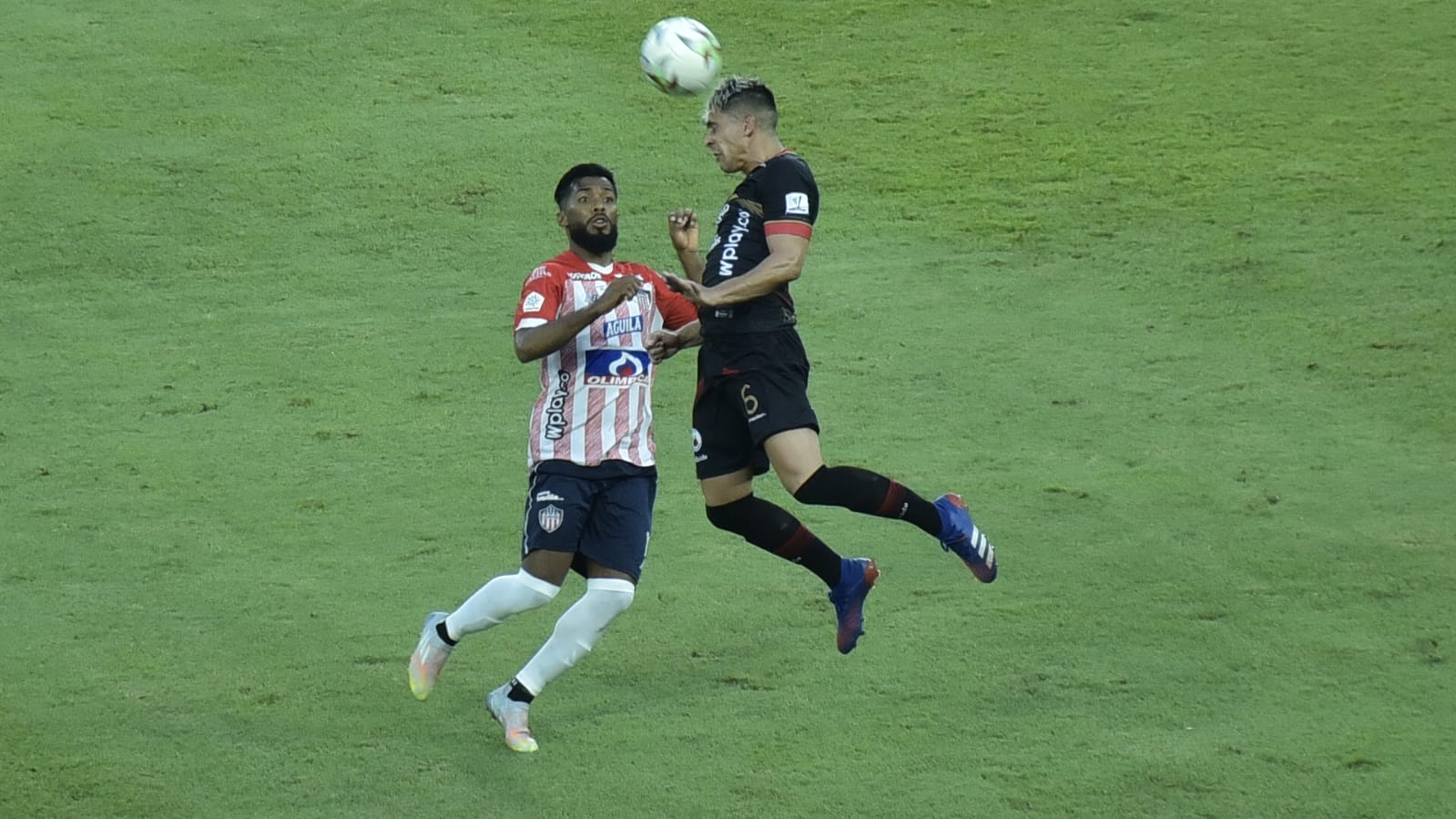 'Cariaco' González frente a la defensa visitante.