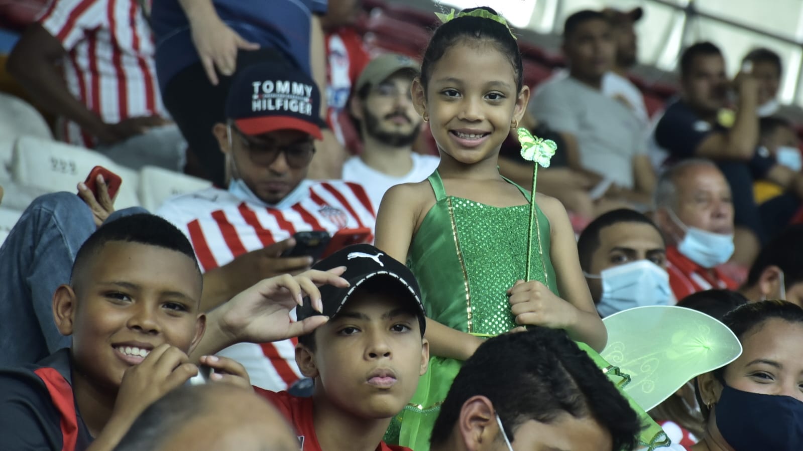 Niños junioristas en la tribuna.