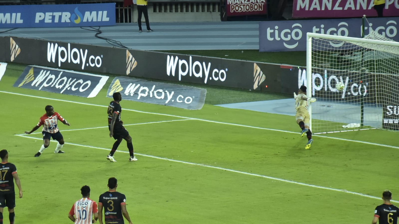 Cabezazo de Carmelo Valencia para el 2-1.
