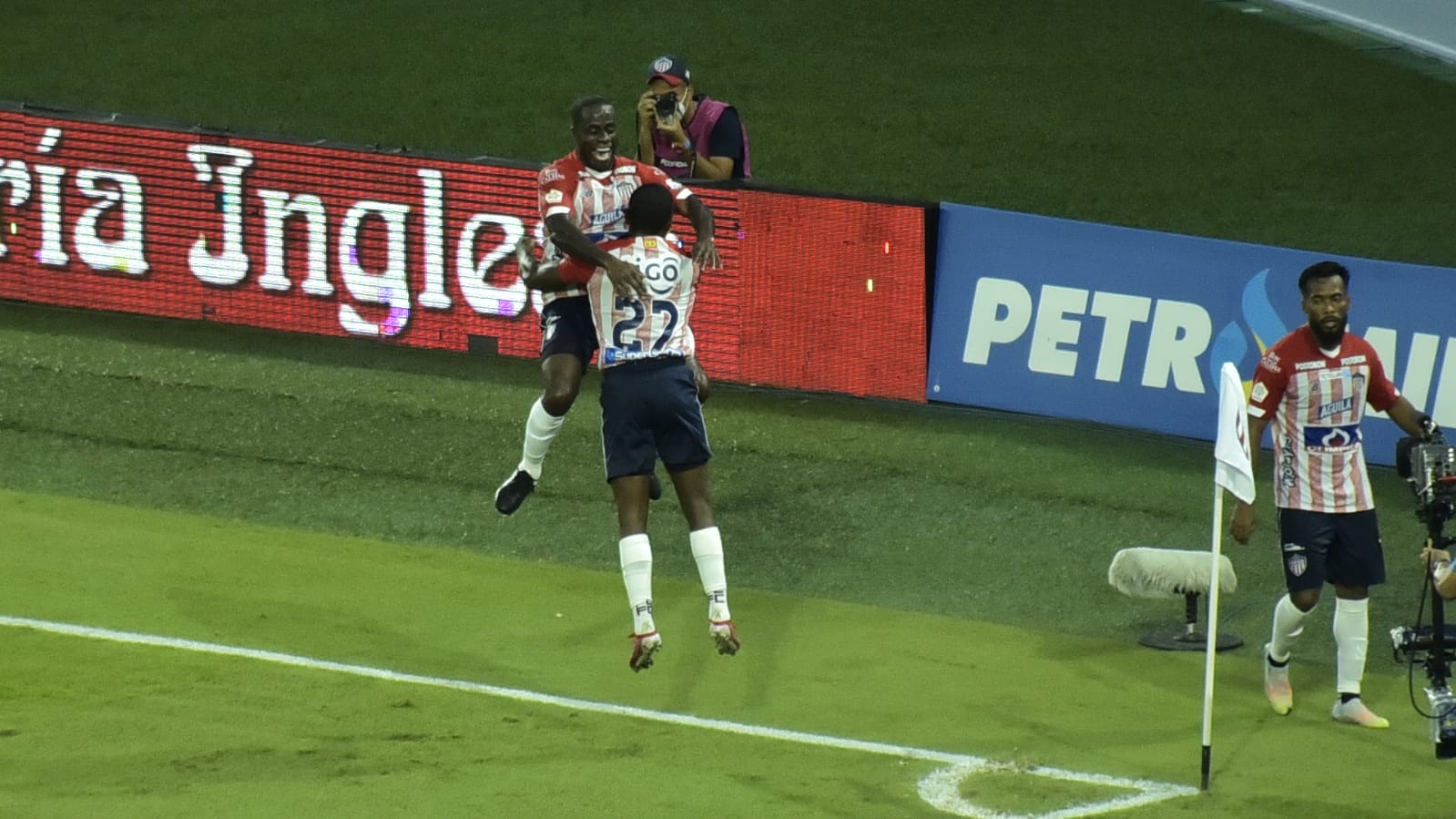 Celebración juniorista del gol del triunfo.