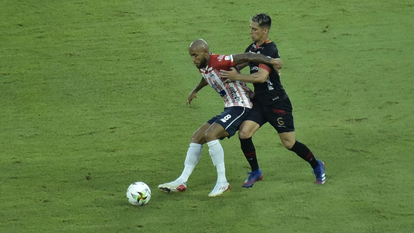 Freddy Hinestroza luchando el balón.
