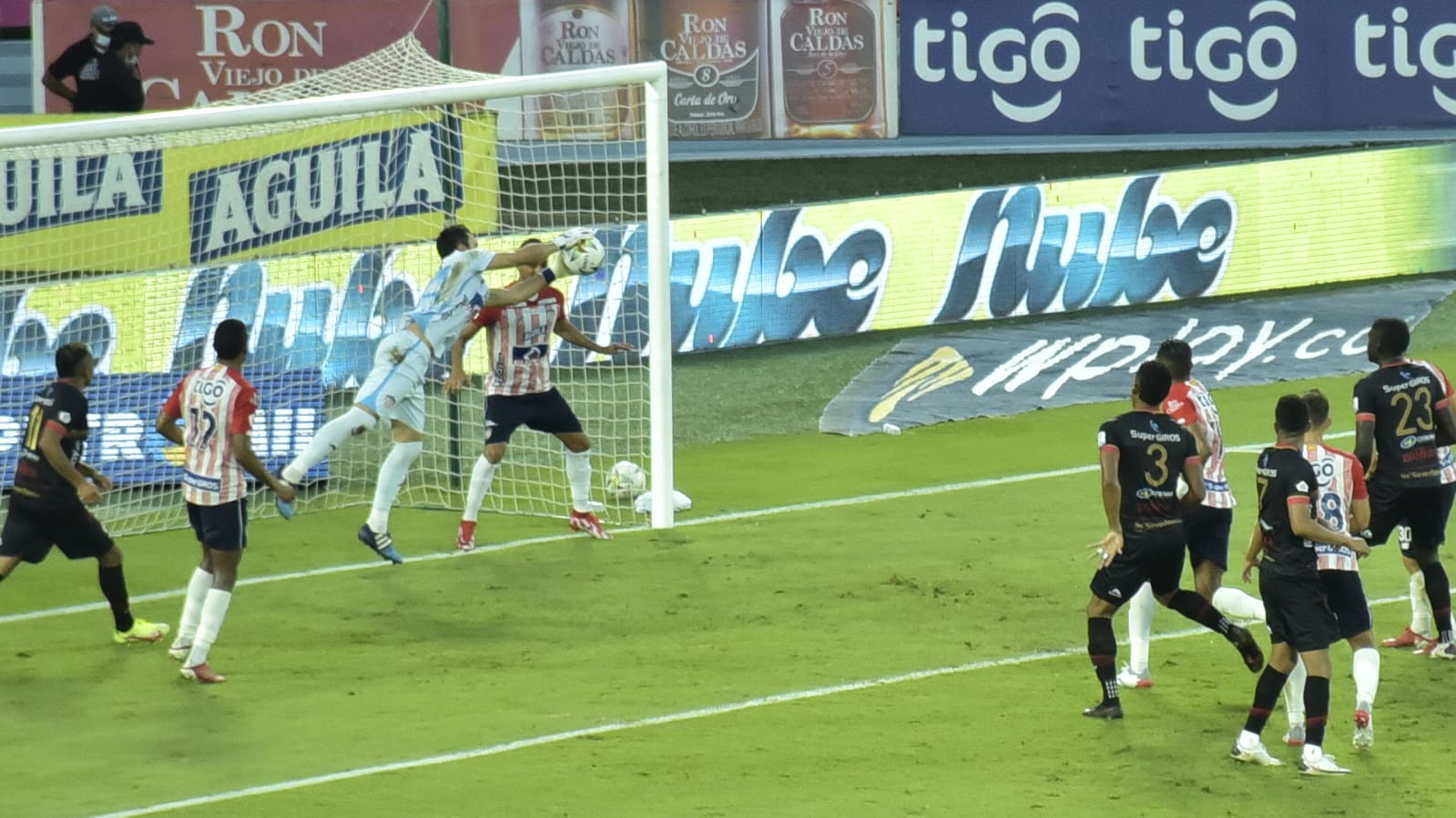 Ataque pastuso en el arco de Sebastián Viera.