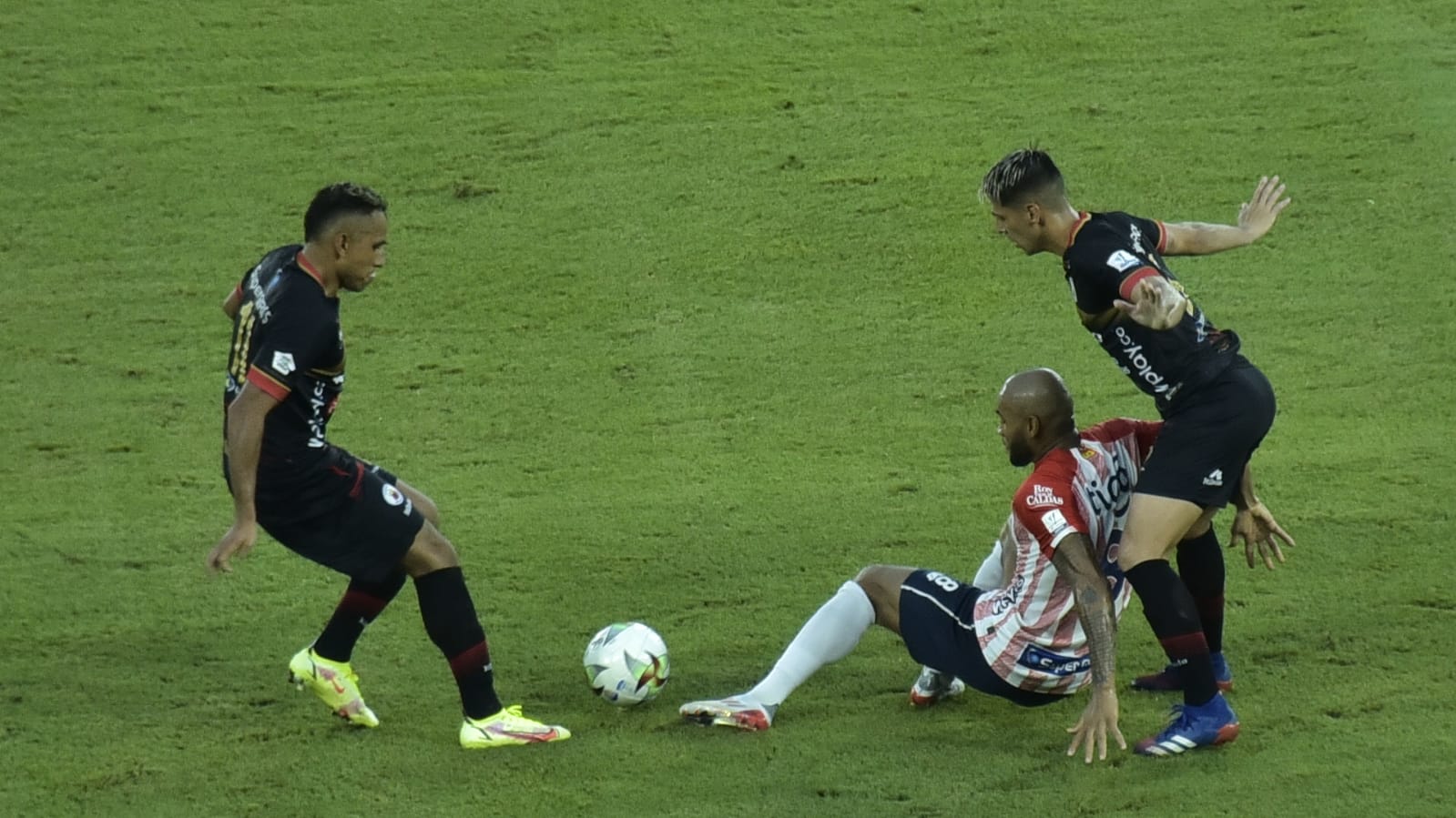 Freddy Hinestroza luchando el balón en la grama.