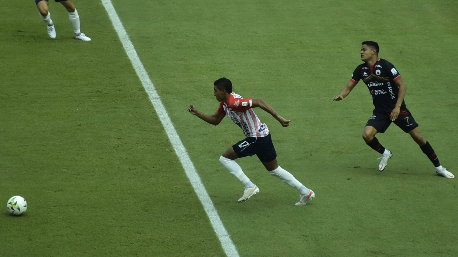 Gabriel Fuentes eludiendo la marca de Kevin Rendón.