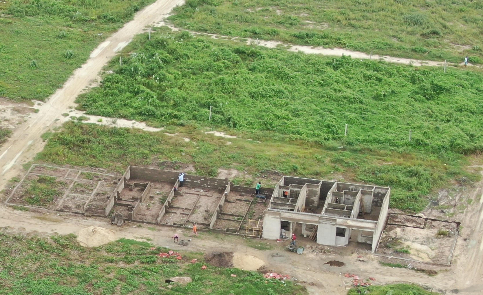 Albañiles trabajan en la construcción de nuevas casas, a pesar de que la Alcaldía de Soledad dijo que ordenó suspender las obras.