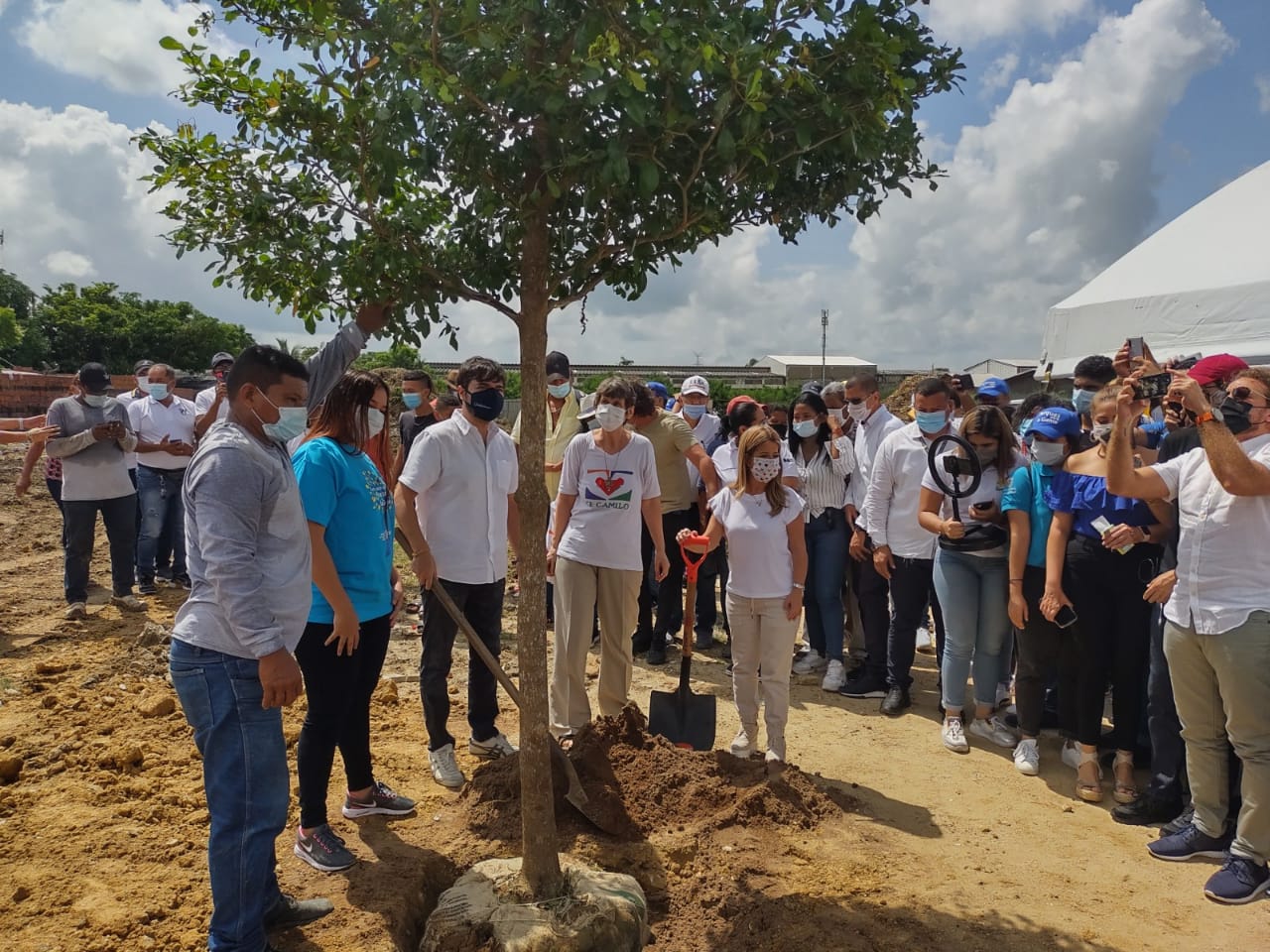 Autoridades y asistentes a la siembra de un árbol en el Parque Bicentenario.