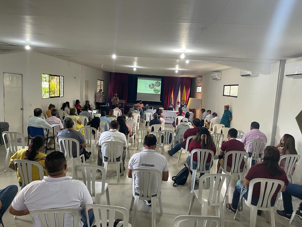 Rectores, padres de familias, estudiantes de instituciones y miembros de Asocodeba en la reunión convocada por la Contraloría General de la República dentro del control ciudadano en las instituciones educativas.