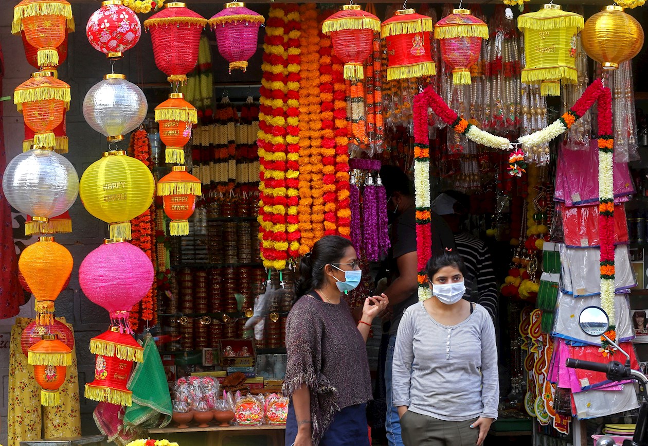 En los días previos a Diwali, las calles de la capital india se llenaron de transeúntes realizando sus compras para esta señalada fecha, y aunque la mascarilla sigue siendo de uso obligatorio en el país, las distancias de seguridad apenas podían guardarse en los principales mercados de la ciudad.