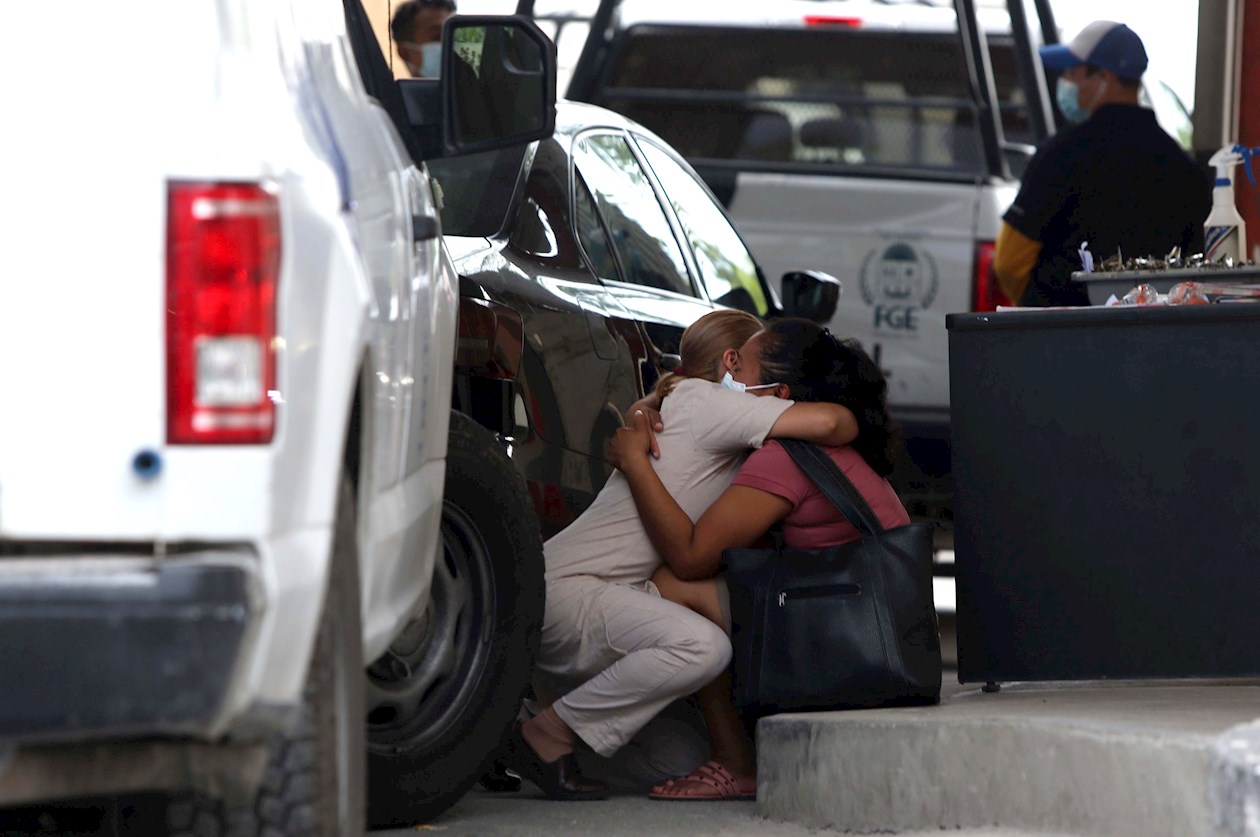 Empleadas se abrazan tras presenciar un ataque armado en las instalaciones de un hotel hoy, en el balneario de Puerto Morelos, estado de Quintana Roo.