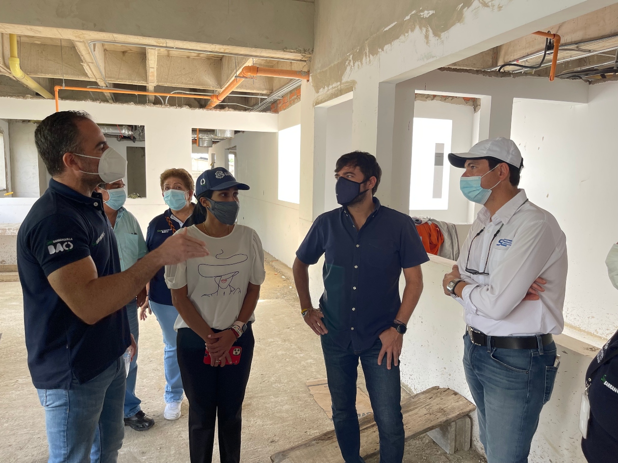El Alcalde de Barranquilla, Jaime Pumarejo, junto a otros funcionarios.