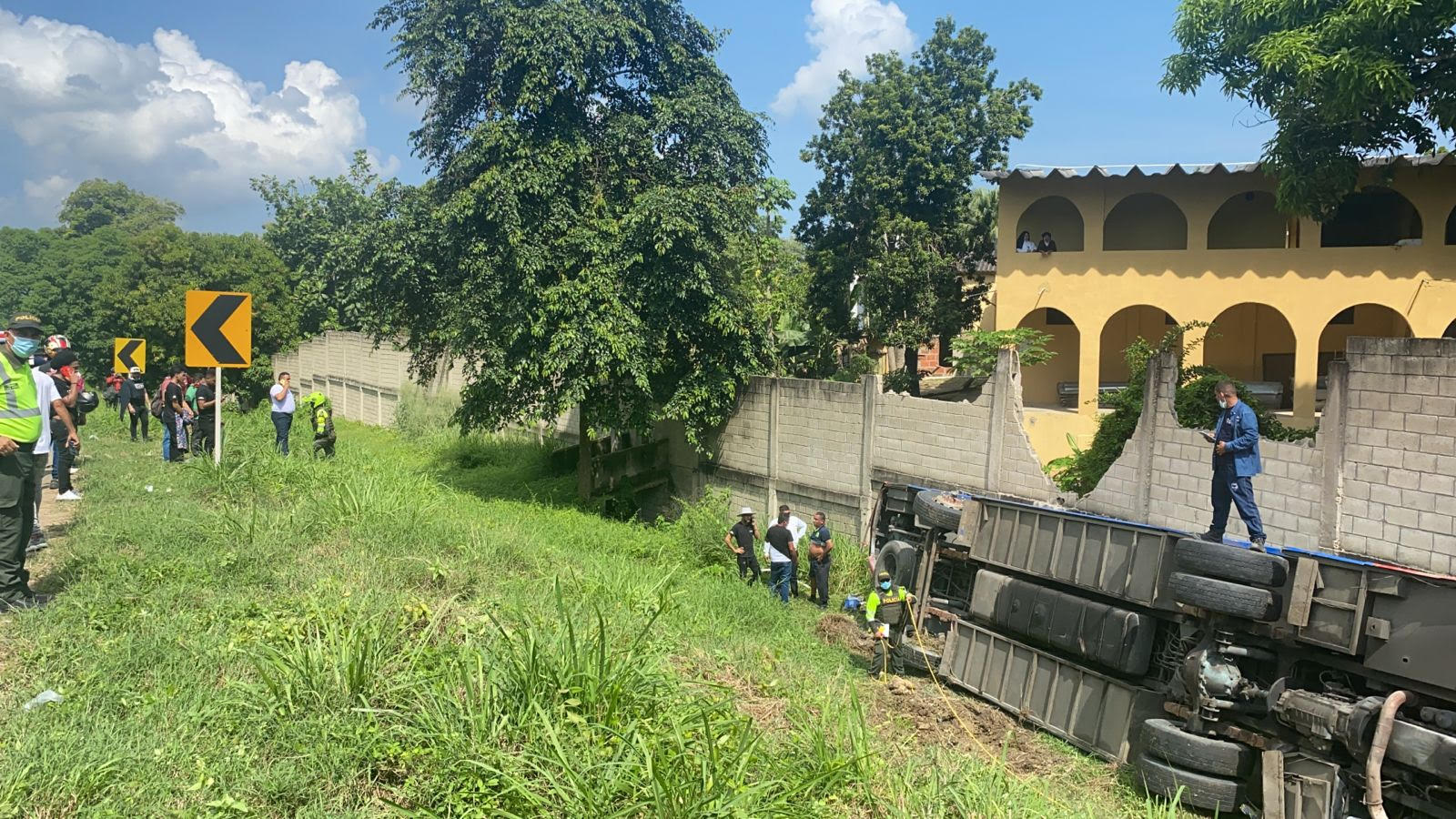 Policía Metropolitana de Cartagena Bus accidentado en la via San Onofre Cartagena