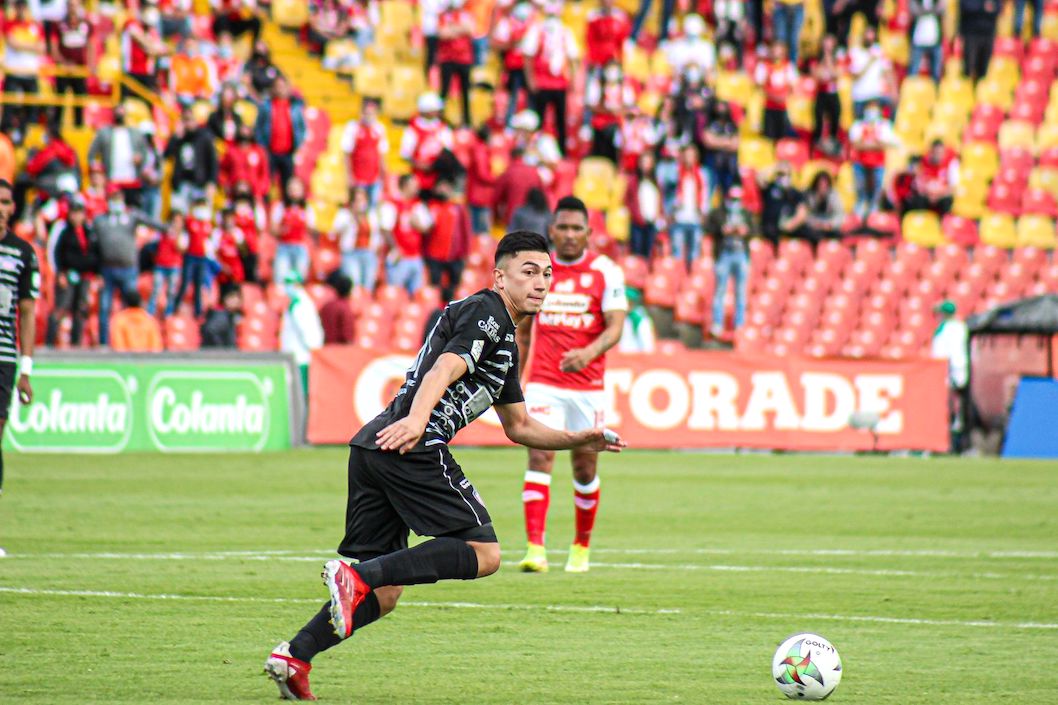Fabián Ángel iniciando una ofensiva juniorista.