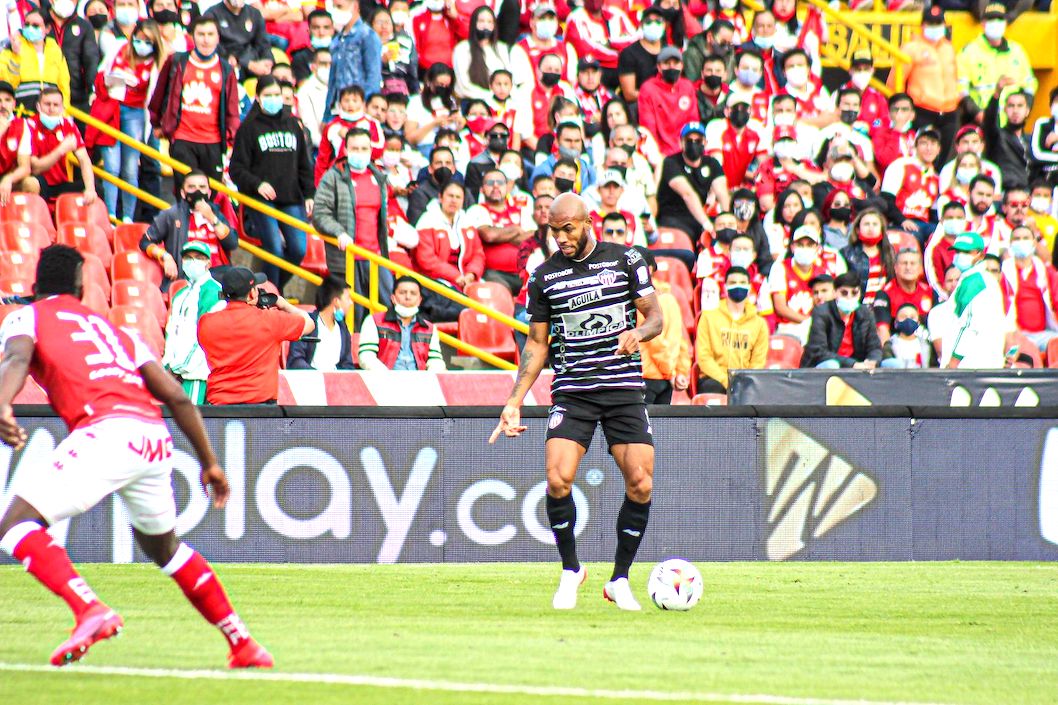 Freddy Hinestroza intentando enfrentar la marca santafereña.