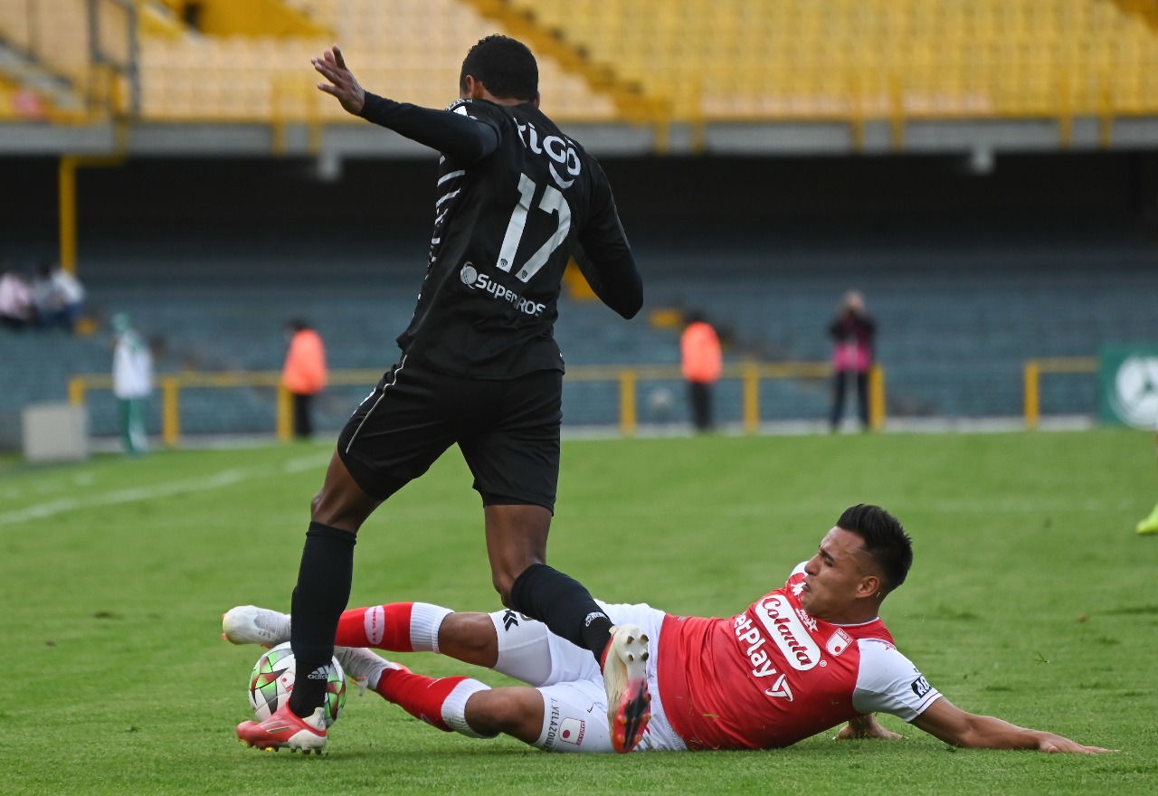 Gabriel Fuentes despejando un ataque 'cardenal'.