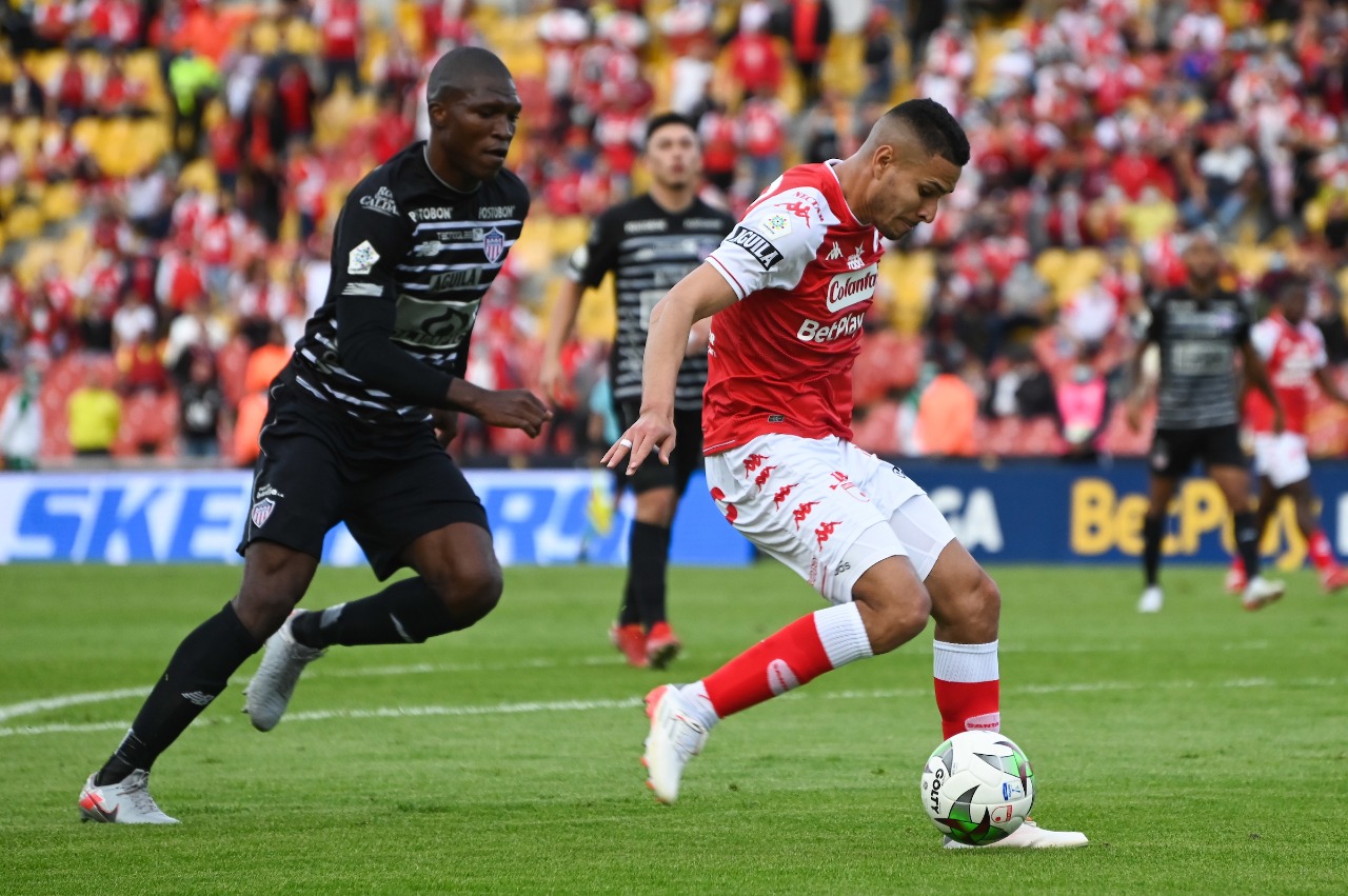Germán Mera controlando una llegada santafereña.