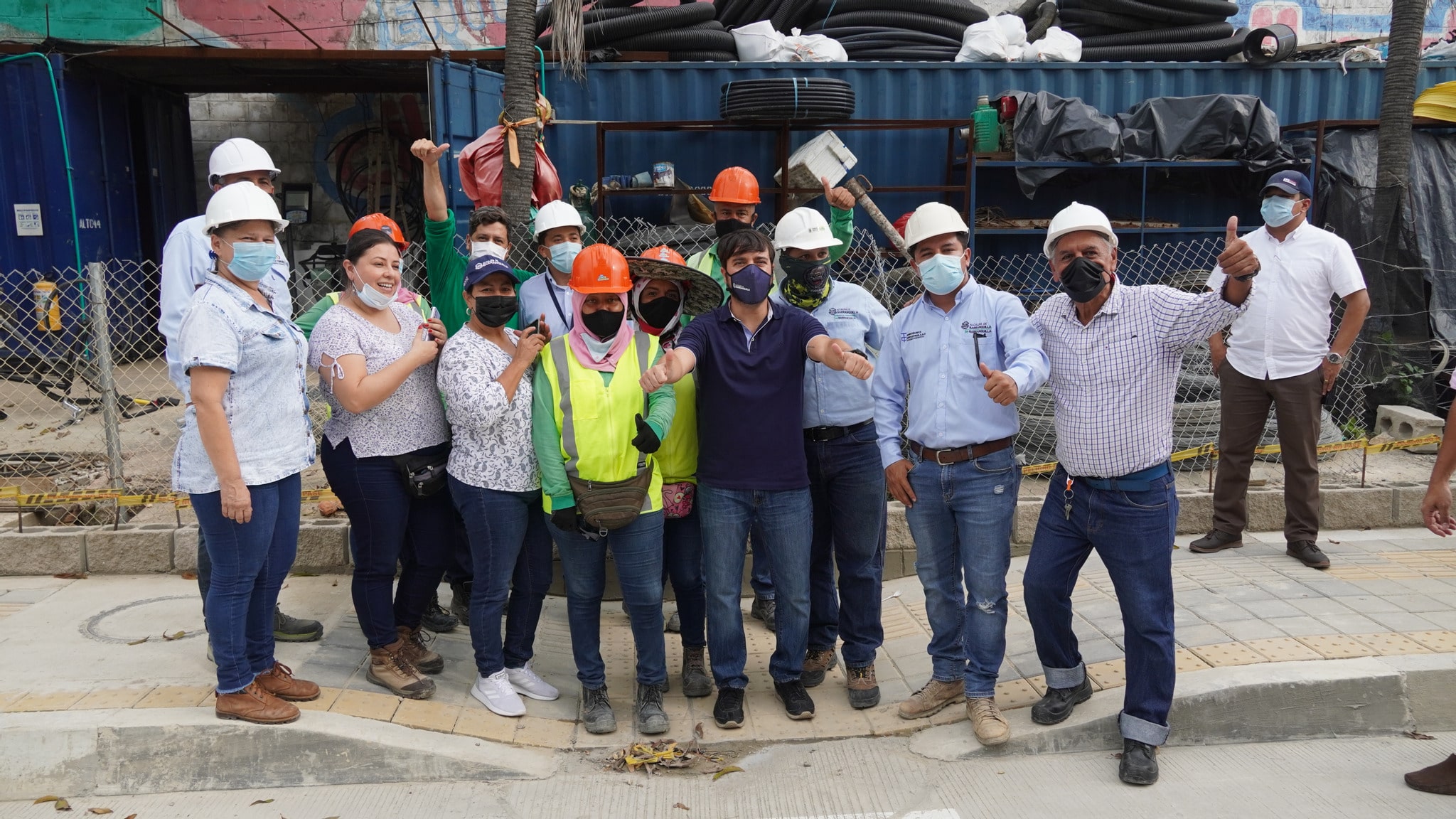 Autoridades en la entrega de la canalización de la segunda fase del arroyo La Felicidad