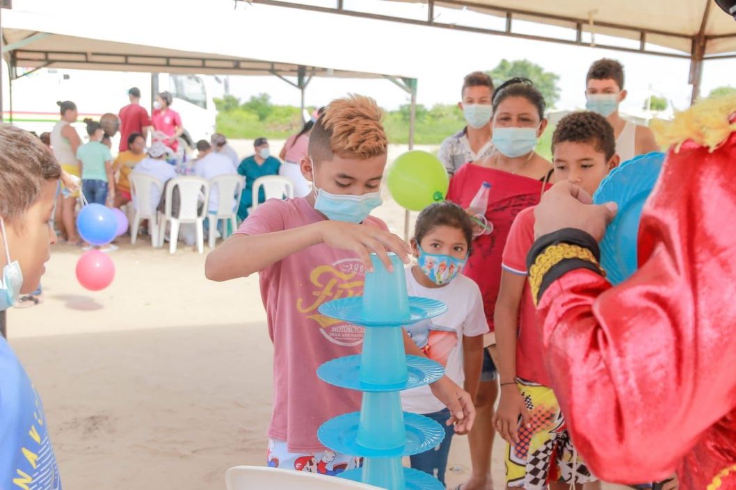 Los niños participando en las actividades recreativas.