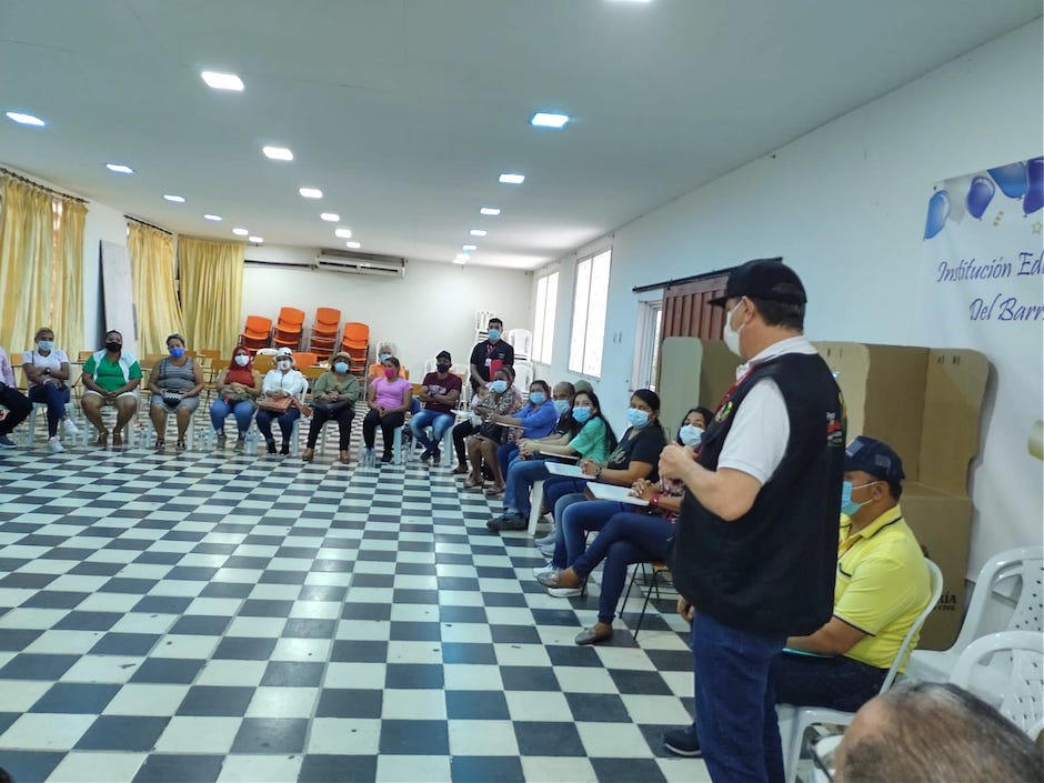 Delegados de la Personería explicando los alcances del proceso.