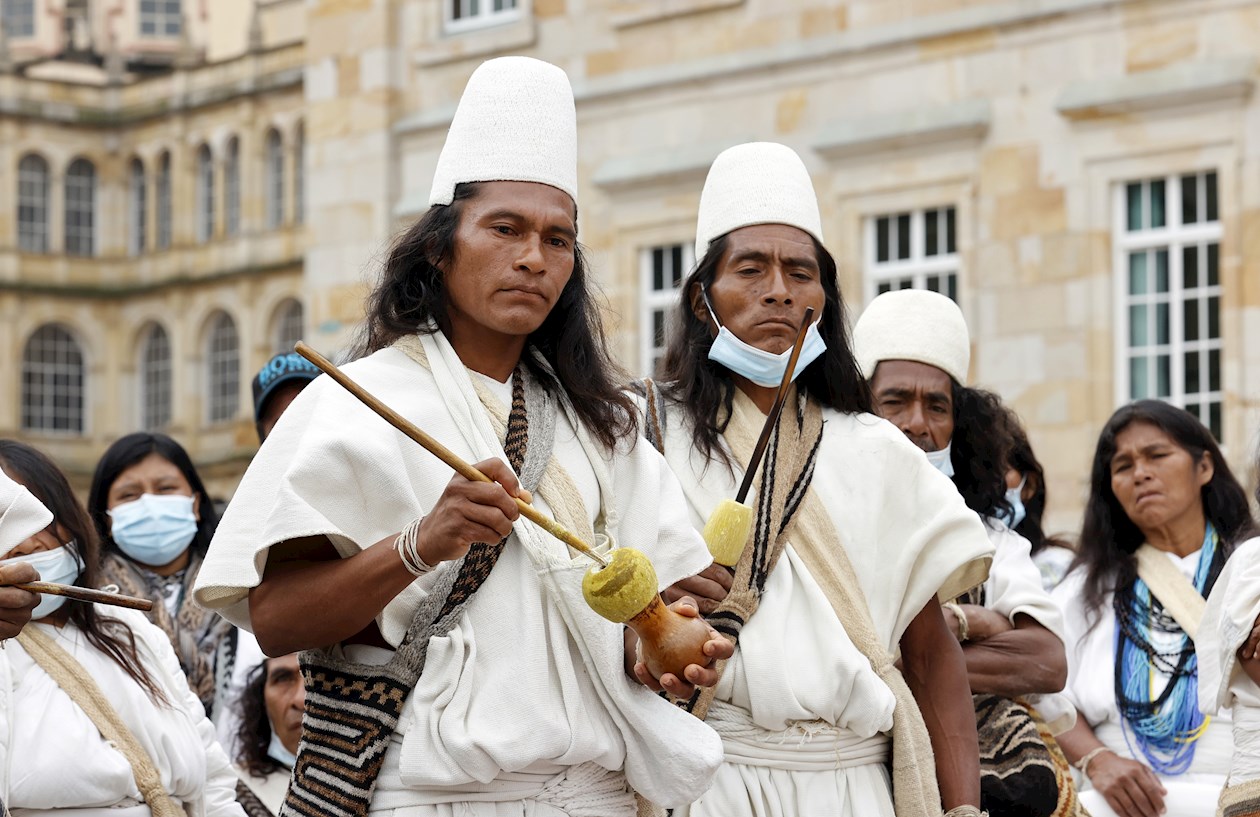 Indígenas de la Sierra Nevada de Santa Marta en la Plaza de Bolívar.
